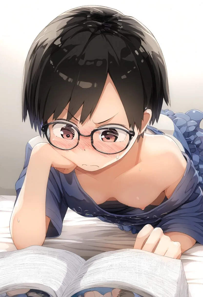 読書中のメガネ短髪女子
